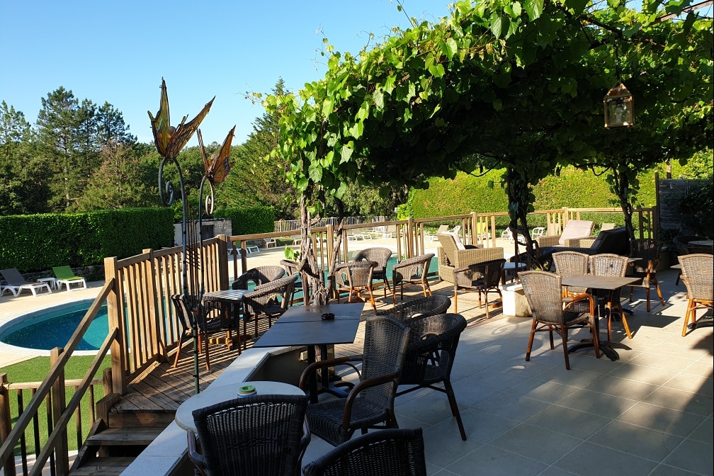 Camping Le Mas de Rey - Terrasse am Pool auf dem Campingplatz