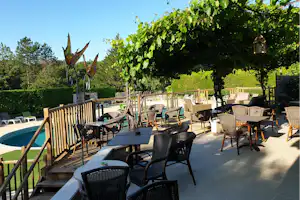 Camping Le Mas de Rey - Terrasse am Pool auf dem Campingplatz