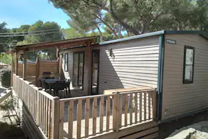 Camping Le Mas - Mobilheim mit Terrasse auf dem Campingplatz