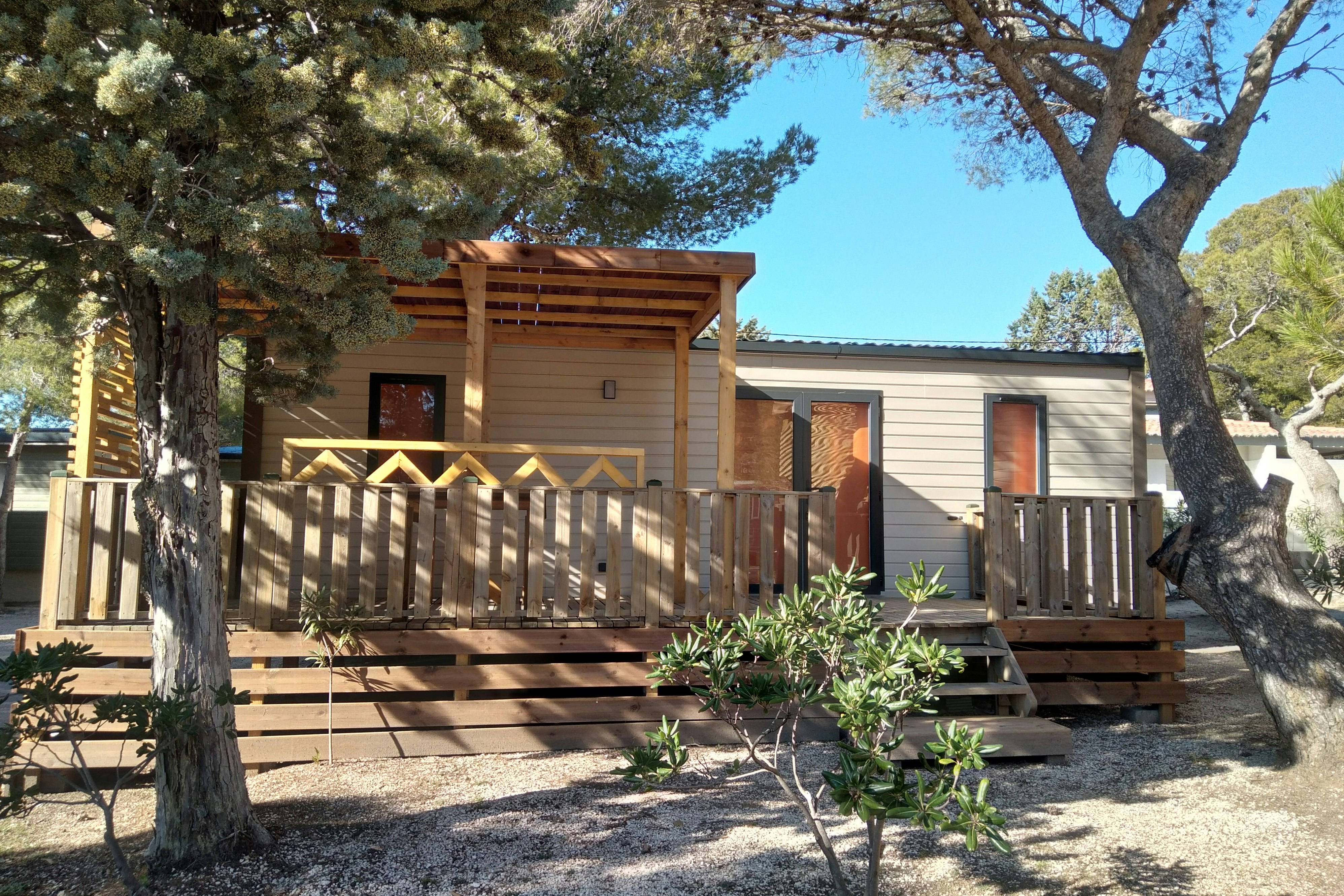 Camping Le Mas - Außenansicht eines Mobilheims auf dem Campingplatz