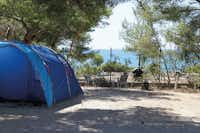 Camping Le Mas - Ein Zelt auf einem Stellplatz mit Blick auf das Mittelmeer