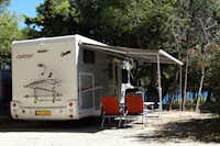 Camping Le Mas - Wohnmobil mit Markise auf einem Stellplatz