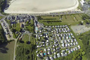 Camping Le Mat - Übersicht auf den Campingplatz und Strand