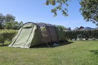 Camping Le Mat -  Zeltstellplatz im Grünen auf dem Campingplatz