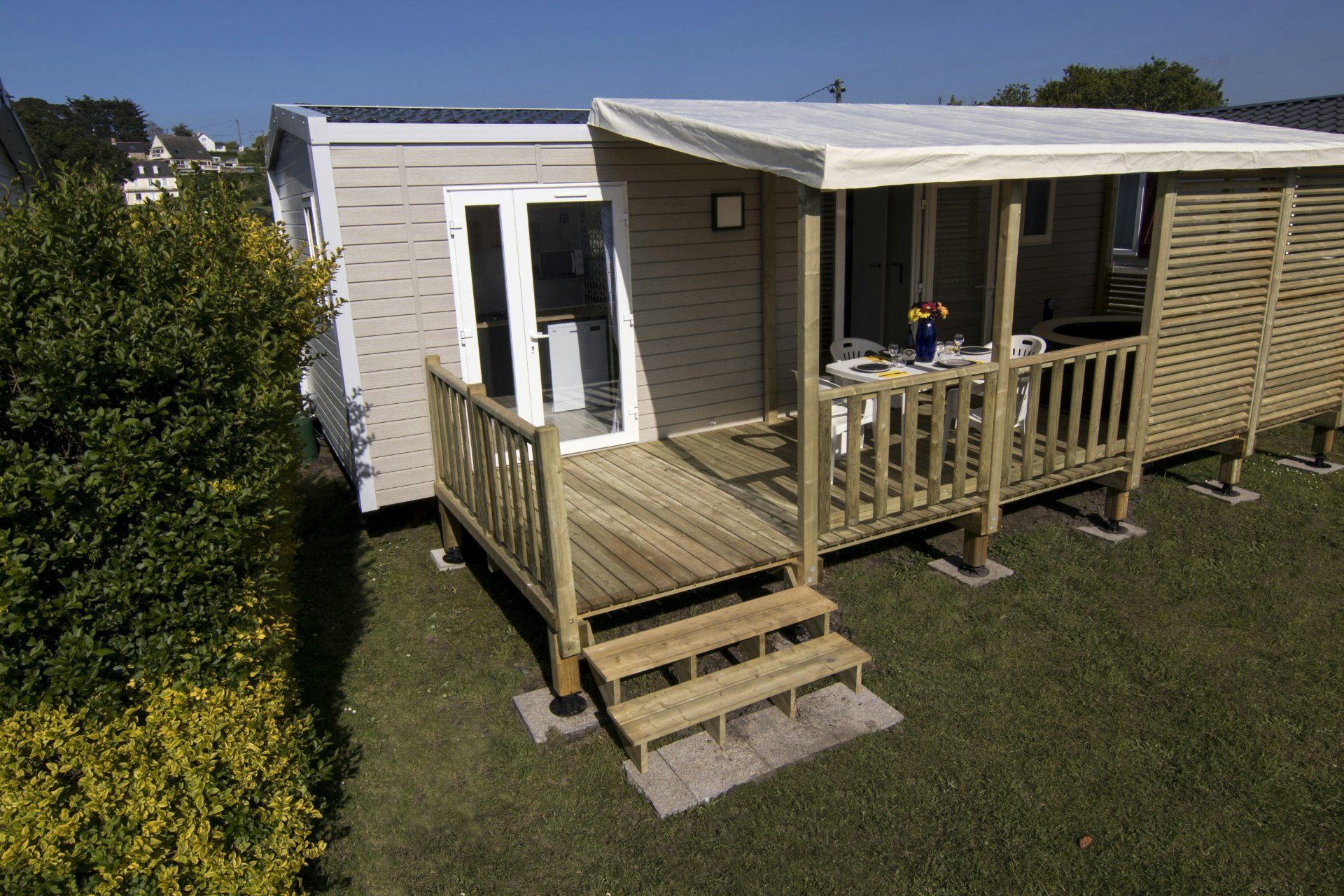 Flower Camping Le Mat  - Mobilheim mit Terrasse auf dem Campingplatz