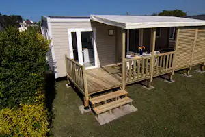 Flower Camping Le Mat - Mobilheim mit Terrasse auf dem Campingplatz