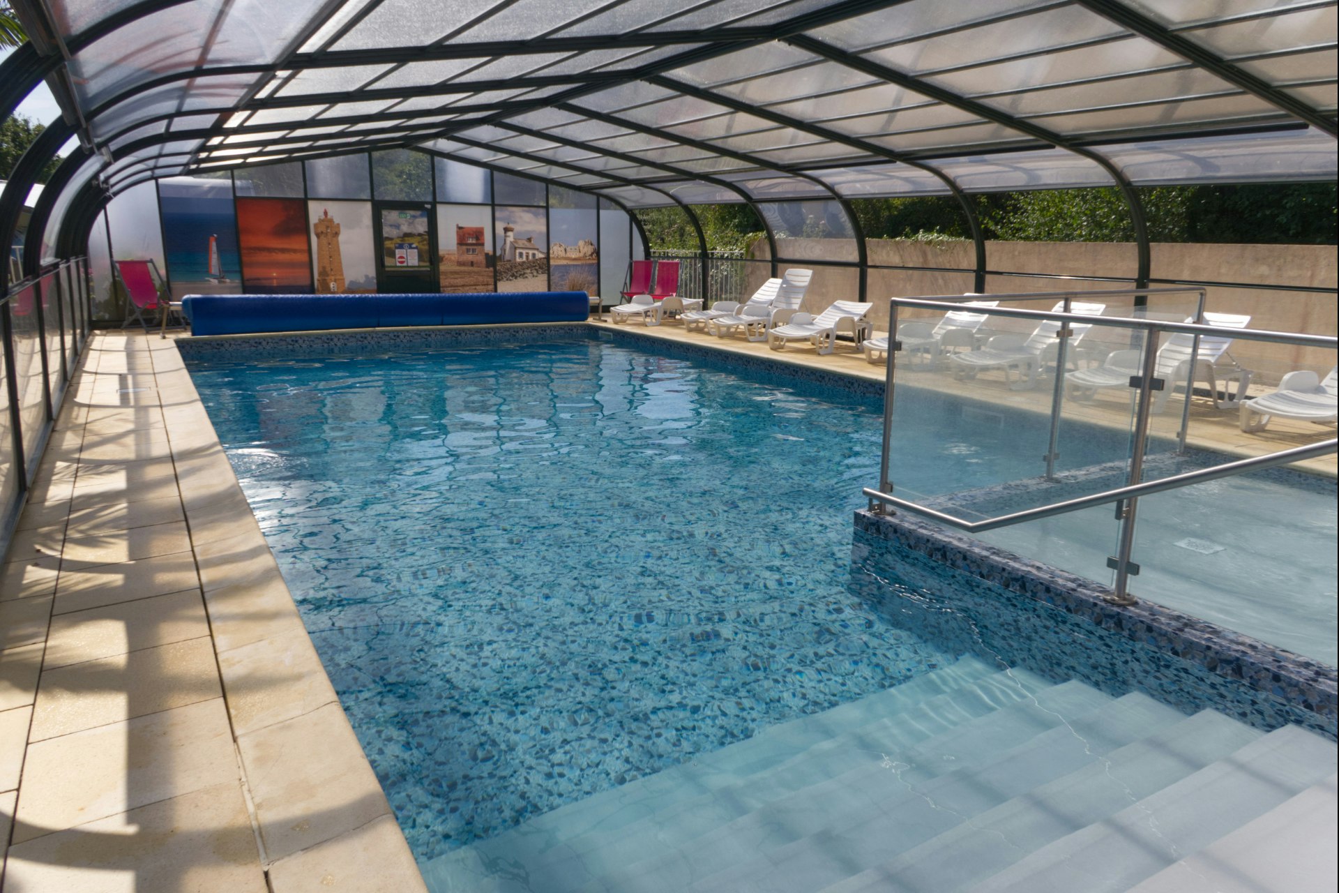 Flower Camping Le Mat - Pool mit Überdachung auf dem Campingplatz