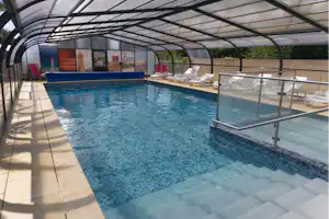 Flower Camping Le Mat - Pool mit Überdachung auf dem Campingplatz