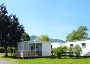 Camping Le Médiéval - Mobilheim mit Terrasse im Grünen auf dem Campinglatz