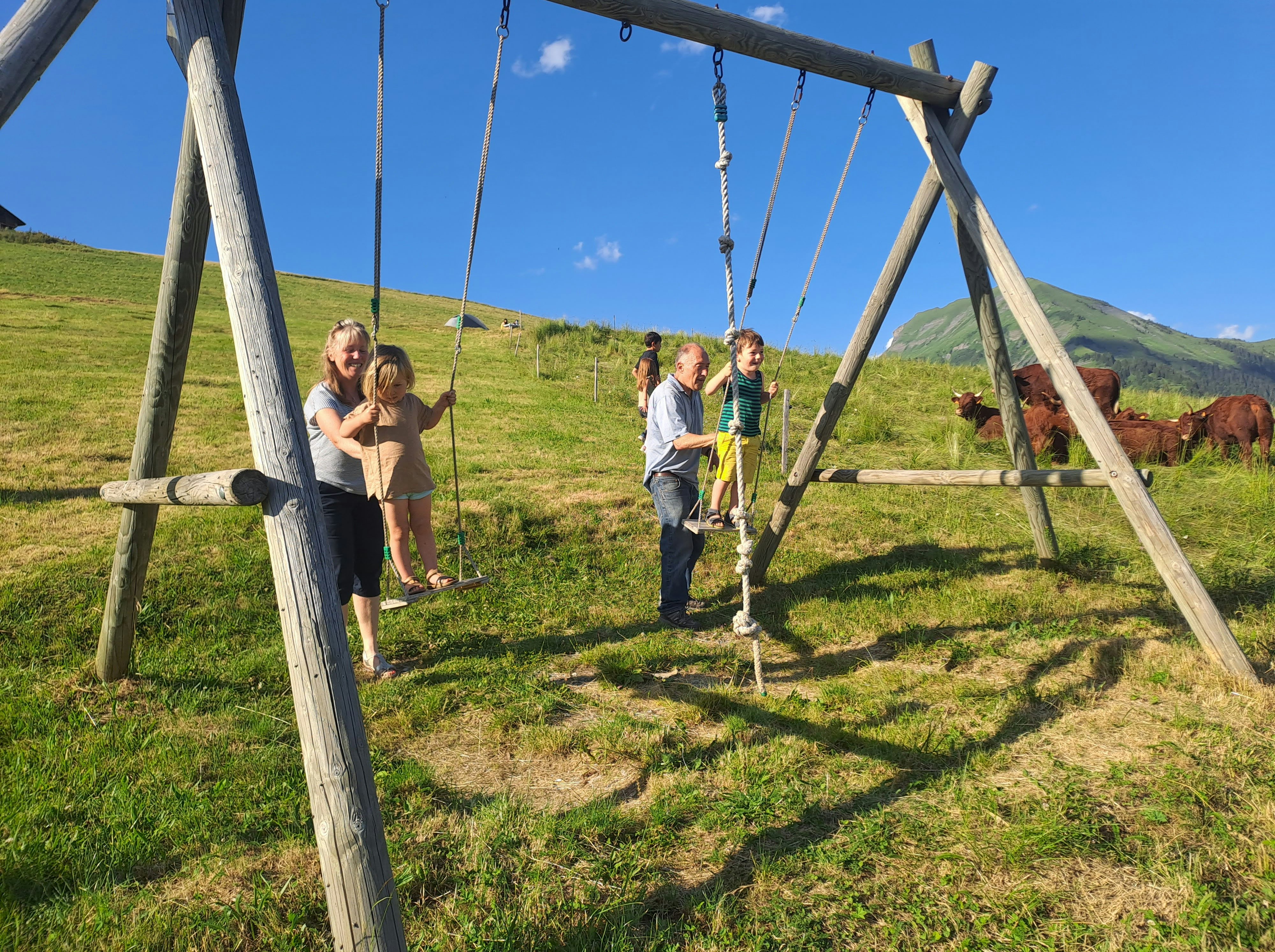 Camping Le Mègevan - Camper an der Schaukel