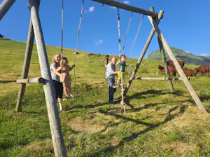 Camping Le Mègevan - Camper an der Schaukel