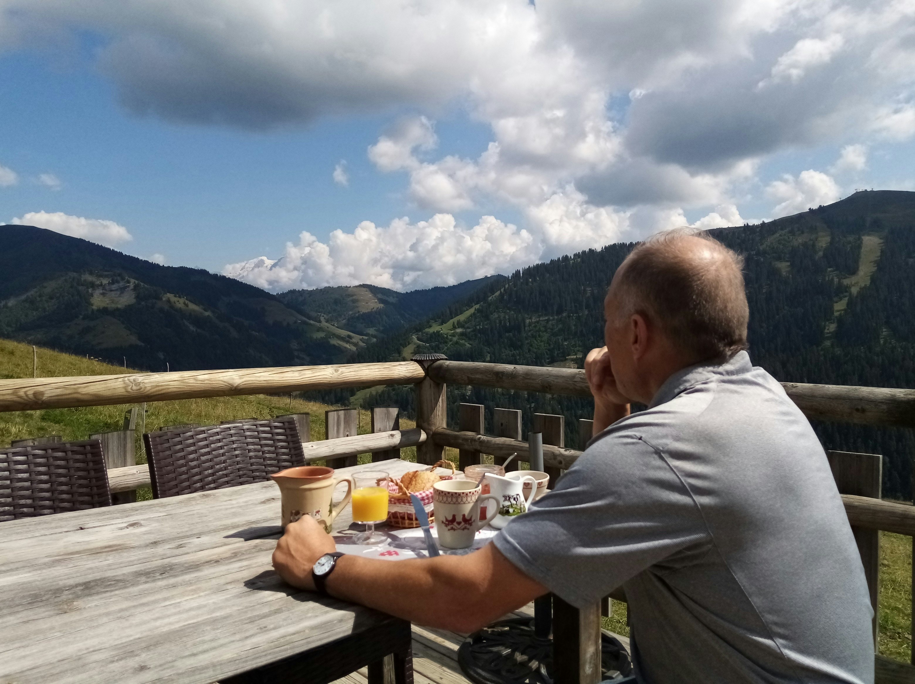 Camping Le Mègevan - Camper beim Frühstück mit Ausblick