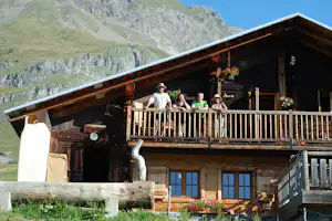 Camping Le Mègevan - Hütte auf dem Campingplatz mit Personal auf dem Balkon