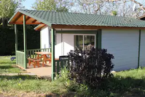 Camping Le Mondou - Mobilheim vom Campingplatz im Grünen mit Esstisch auf der Veranda