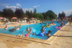 Camping Le Mondou - Pool vom Campingplatz mit Liegestühlen und Sonnenschirmen