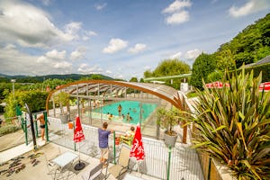 Camping Le Monlôo - Pool mit Überdachung auf dem Campingplatz