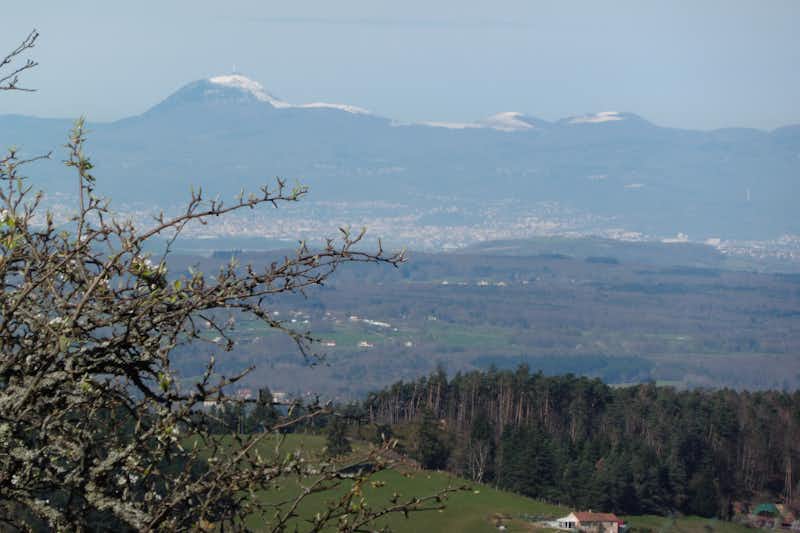 Camping Le Mont Bartoux - Blick auf die Hügel des Regionalparks Livradois-Forez
