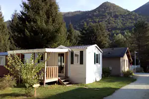 Camping Le Montagnou - Mobilheim mit Veranda auf dem Campingplatz