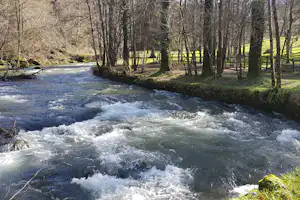 Camping Le Montagnou - der Fluss Alet auf dem Campingplatz
