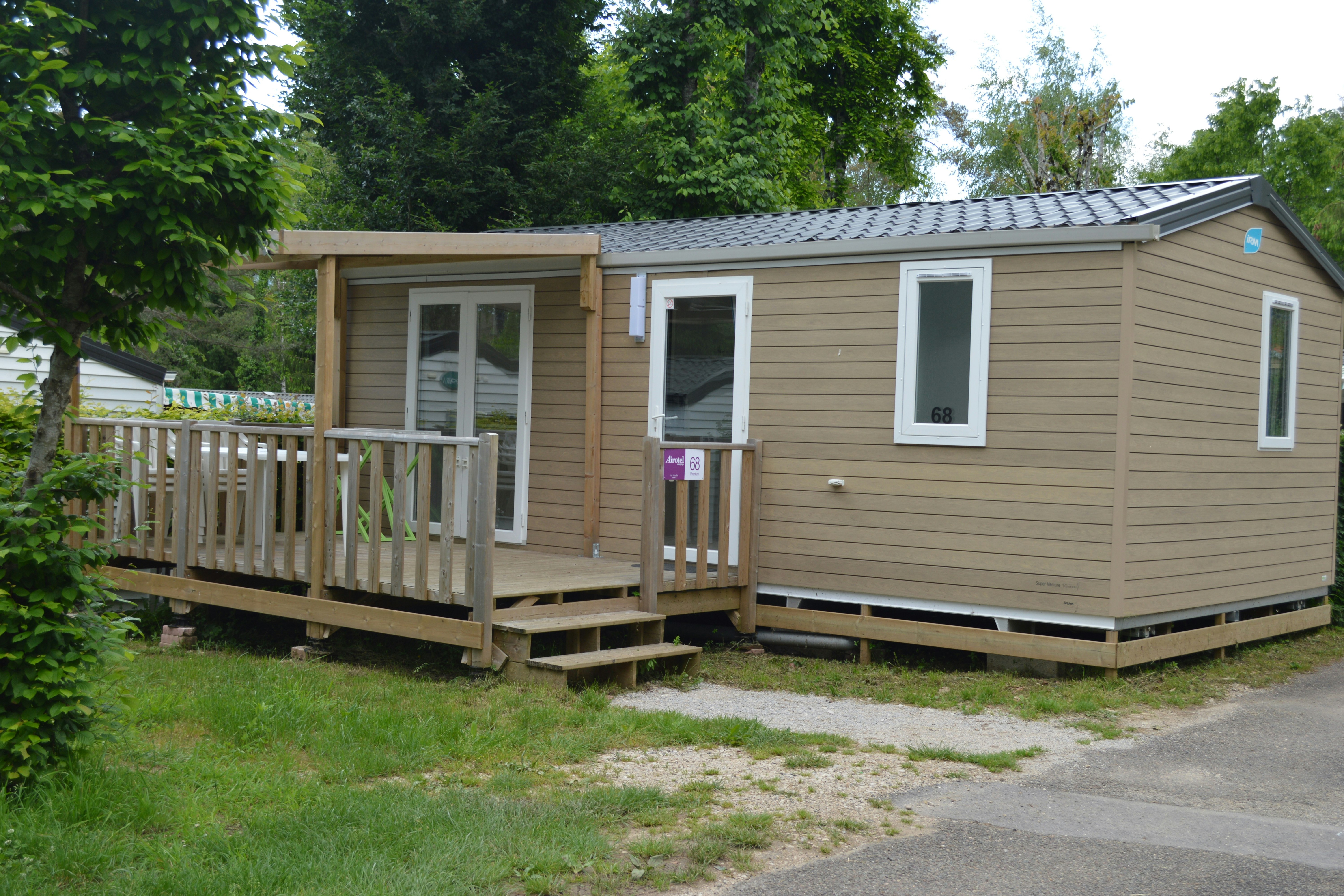 Camping Le Moulin - Mobilheim im Schatten der Bäume auf dem Campingplatz
