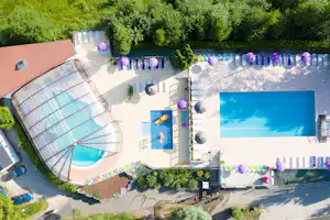 Camping Le Moulin - Poolbereich vom Campingplatz aus der Vogelperspektive