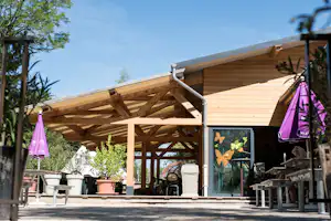 Camping Le Moulin - Restaurant mit offener Veranda und Sonnenschirmen auf dem Campingplatz