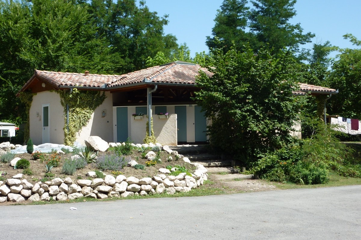 Camping Le Moulin - Sanitärgebäude auf dem Campingplatz
