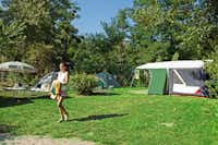 Camping Le Moulin - Stellplätze auf der Wiese auf dem Campingplatz