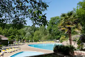 Camping Le Moulin de David - Pools auf dem Campingplatz mit Liegestühlen und Sonnenschirmen