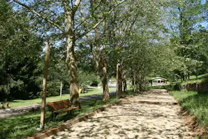 Camping Le Moulin de David - Spazierwege im Schatten der Bäume