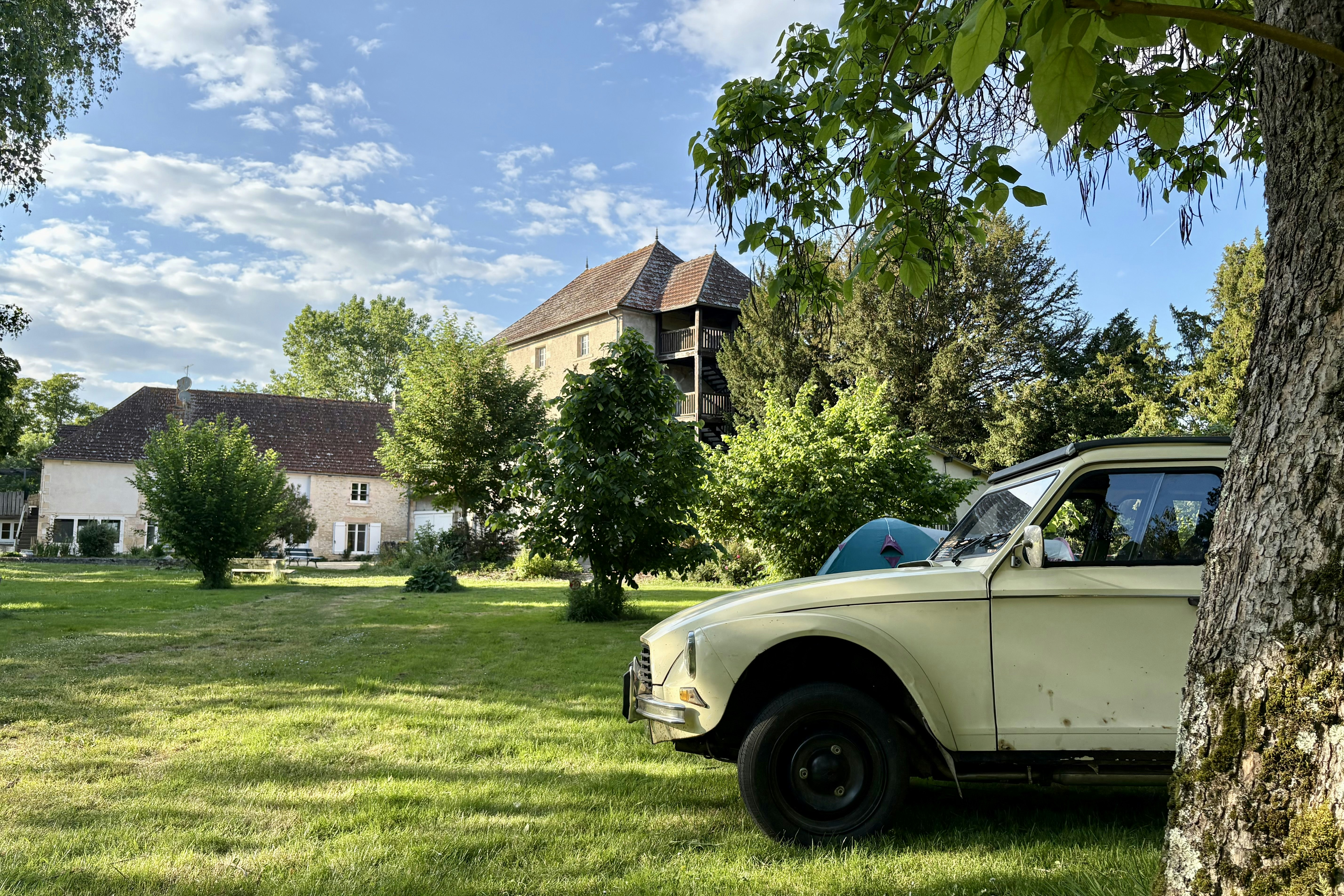 Camping Le Moulin de la Gassotte Zeltwiese und Blick auf ein Gebäudes des Campingplatzes