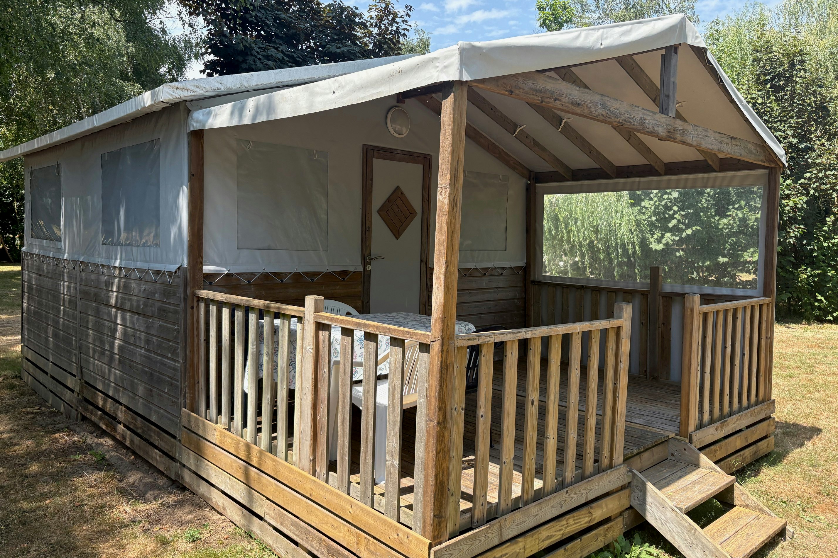 Camping Le Moulin de la GassotteMobiles Zelt Le Castor Mietunterkunft mit überdachter Veranda