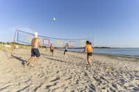 Camping Le Moulin de l'Eclis - Gäste spielen Beach-Volleyball