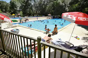 Campin le Moulin de Mellet - Poolbereich vom Campingplatz mit Liegestühlen und Sonnenschirmen