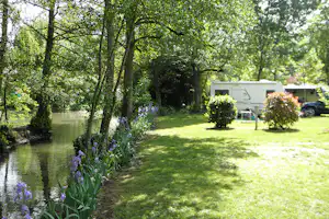 Campin le Moulin de Mellet - Wohnwagenstellplatz vom Campingplatz am Fluss
