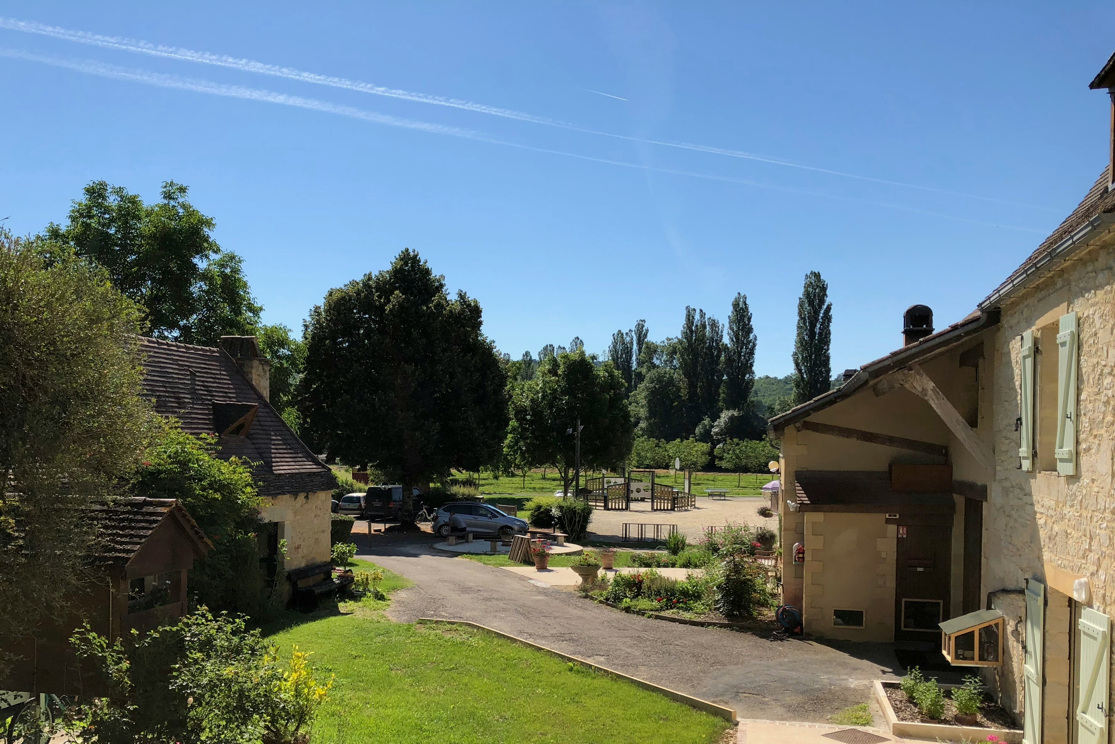 Camping Le Moulin de Paulhiac  - Blick vom Hauptgebäude auf den Spielplatz vom Campingplatz