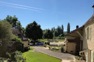 Camping Le Moulin de Paulhiac - Blick vom Hauptgebäude auf den Spielplatz vom Campingplatz