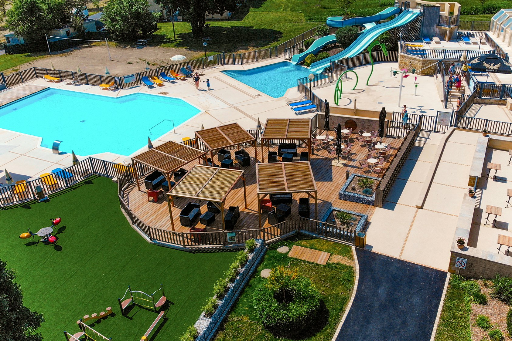 Camping Le Moulin de Paulhiac  - Luftaufnahme des Campingplatzes mit Terrasse, Bar und Freibad