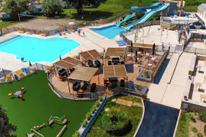 Camping Le Moulin de Paulhiac - Luftaufnahme des Campingplatzes mit Terrasse, Bar und Freibad