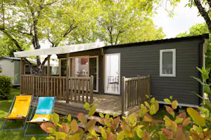 Camping Le Moulin de Paulhiac - Mobilheim mit Terrasse auf dem Campingplatz