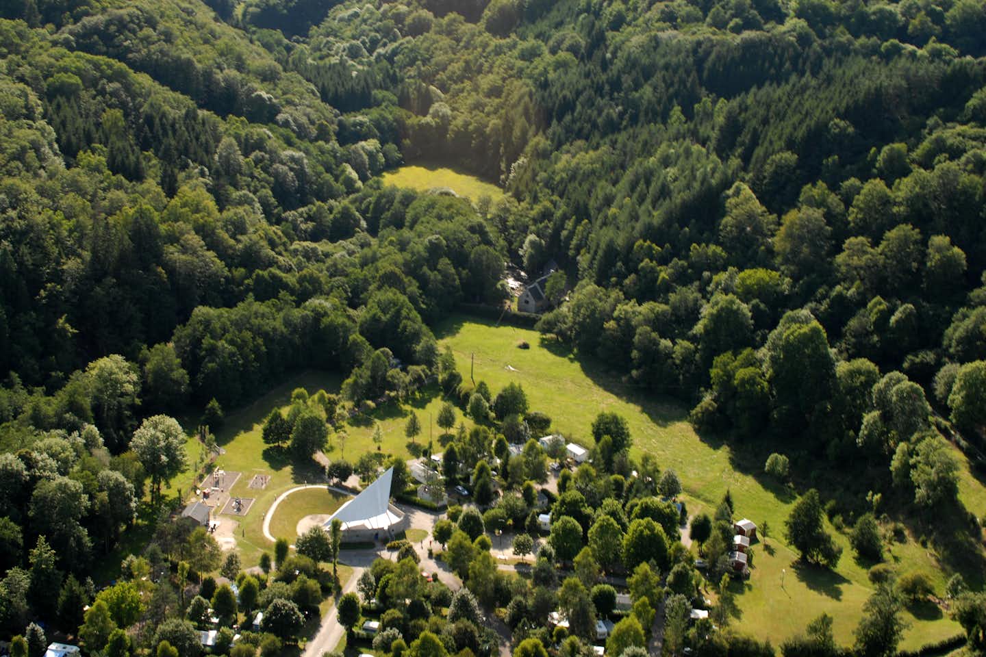 Camping Le Moulin de Serre  -  Campingplatz im Grünen aus der Vogelperspektive