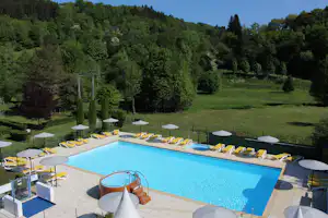 Camping Le Moulin de Serre - Pool vom Campingplatz mit Sonnenschirmen und Liegestühlen