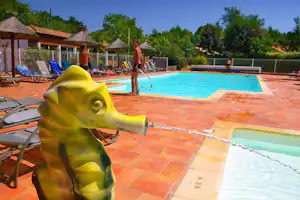 Camping Le Moulin de Sainte Anne Camping Le Moulin de Ste. Anne - Pool im Freien mit Liegestühlen und Sonnenschirmen