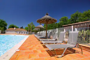 Camping Le Moulin de Sainte Anne Camping Le Moulin de Ste. Anne - Pool im Freien mit Liegestühlen und Sonnenschirmen
