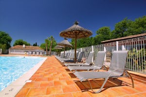 Camping Le Moulin de Sainte Anne Camping Le Moulin de Ste. Anne - Pool im Freien mit Liegestühlen und Sonnenschirmen