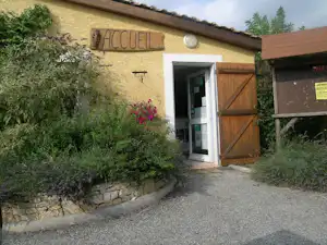 Camping Le Moulin de Sainte Anne Camping Le Moulin de Ste. Anne - Eingang zur Rezeption des Campingplatzes