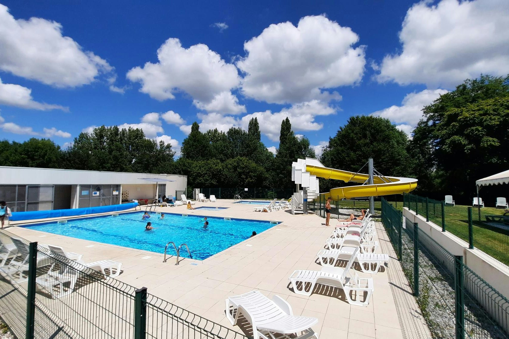 Camping Le Moulin des Effres  - Pool im Freien mit Liegestühlen