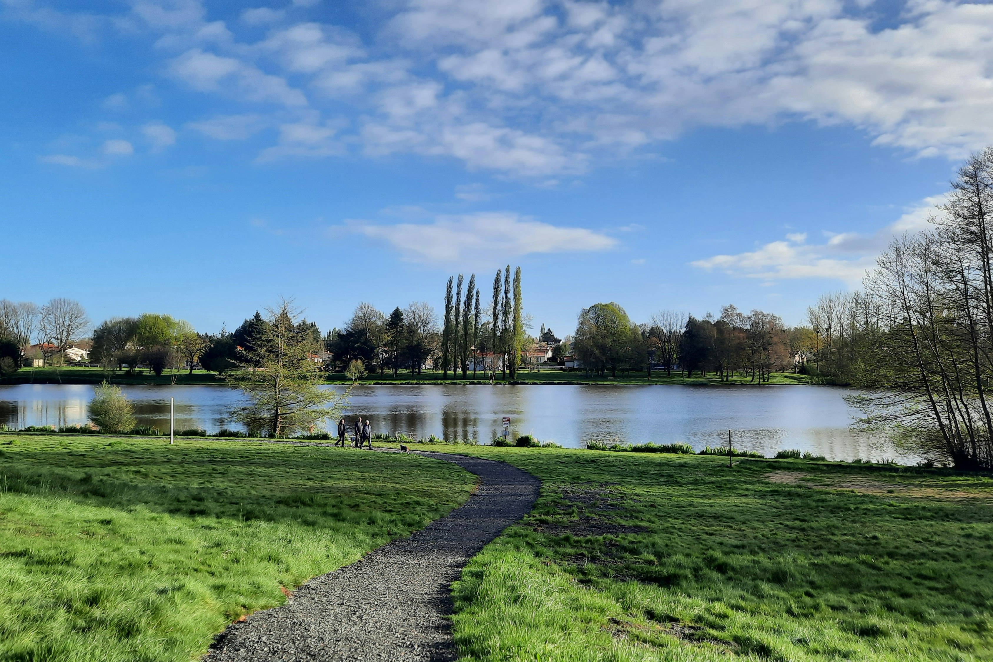 Camping Le Moulin des Effres - Blick auf den See am Campingplatz