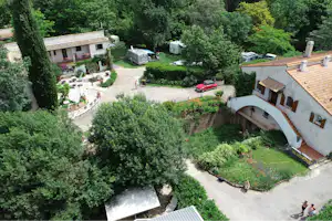 Camping Le Moulin des Iscles - Blick auf den Campingplatz im Grünen