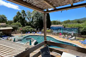 Flower Camping Le Moulin des Iscles - Ausblick auf den Pool